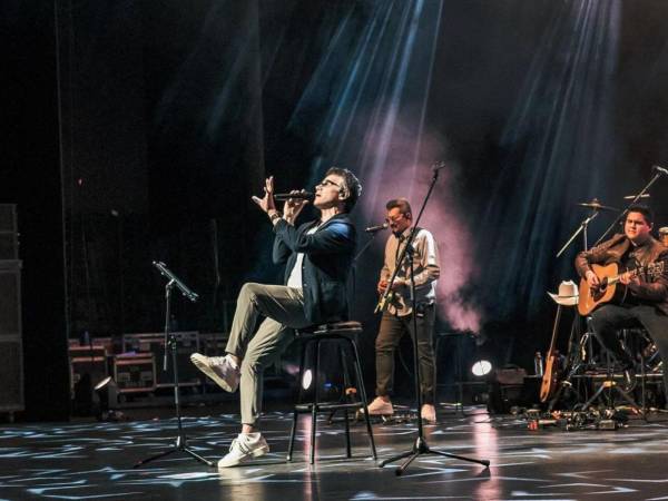 Jesús Adrián Romero, un reconocido cantautor y líder cristiano, ha sido un referente en la música cristiana contemporánea. Sin embargo, su vida personal ha sido cuestionada por su espiritualidad y la de su hijo. A continuación los detalles.