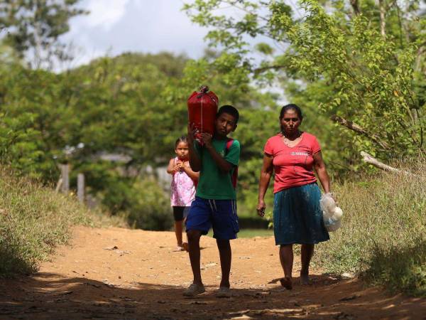 La falta de recursos económicos y el poco interés de los padres son algunas de las causas de que los jóvenes no estén en el sistema.