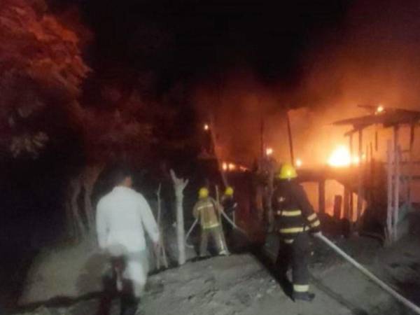 El voraz incendio consumió la vivienda.