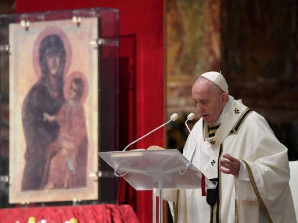 El papa Francisco dará su bendición 'Urbi et orbi' el domingo de Pascua también desde el interior de una basílica de San Pedro casi vacía. Foto: AFP.