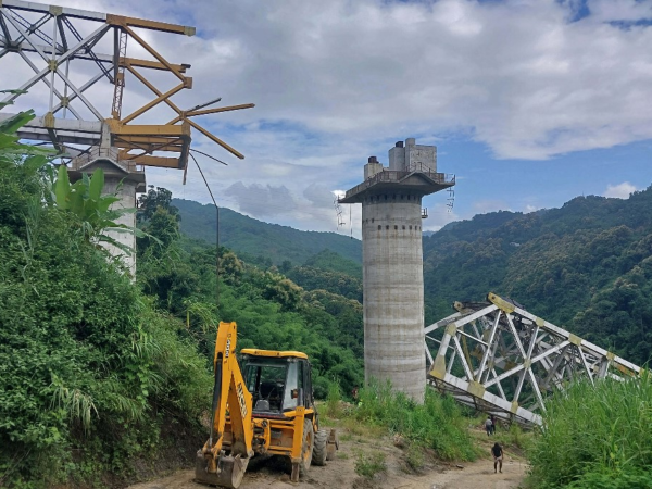 El puente ferroviario en construcción derrumbado en Sairang town, en el este de India.