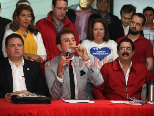 Salvador Nasralla junto al expresidente Manuel Zelaya y la exministra Riccy Moncada durante una conferencia de prensa ayer en Tegucigalpa.