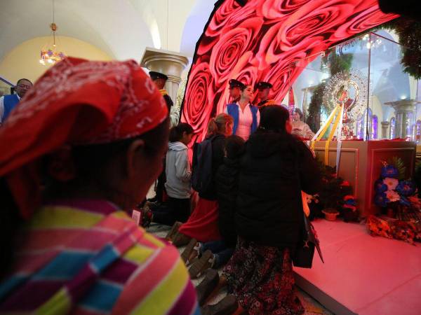 La Virgen de Suyapa fue colocada en el segundo nivel de la Basílica, al que llegaron miles de personas para dar gracias y rendir honores.