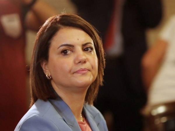 El jefe del gobierno libio suspendió a la ministra de Relaciones Exteriores, Najla al-Mangoush.