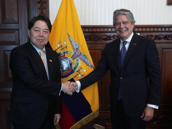 El presidente de Ecuador, Guillermo Lasso, le da la mano al Ministro de Relaciones Exteriores de Japón, Yoshimasa Hayashi, durante su visita oficial al país en Lima.