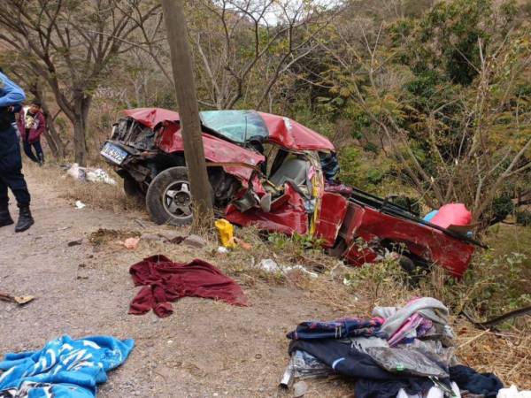 Ropa y otra carga que transportaba el pick-up rojo quedó tendida en el suelo, tras el aparatoso choque.