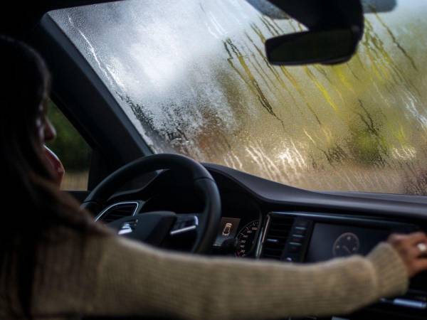 La visibilidad es crucial para la seguridad en la carretera, especialmente durante la temporada de lluvias. Siguiendo las recomendaciones adecuadas, puede evitar el empañamiento de los vidrios de su carro y garantizar un viaje más seguro para usted y sus pasajeros.