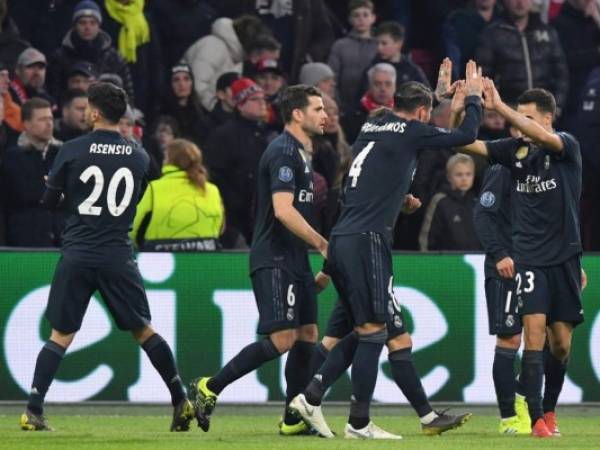 Los merengues -hoy de negro- tuvieron que sufrir para sacar los tres puntos de Ámsterdam ante un duro Ajax. Foto / AFP