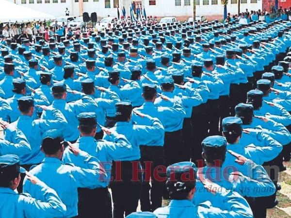 A las filas de la Policía Nacional estarían regresando al menos 2,500 de los 6,000 policías depurados durante los últimos seis años.