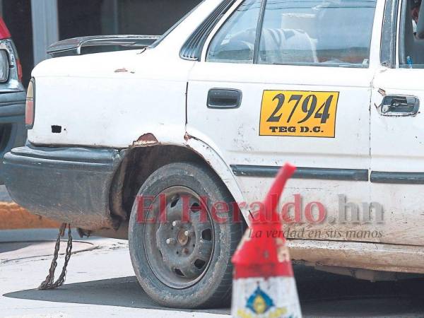 Según el artículo 71, establecido en el capítulo VII de la Ley de Transporte Terrestre de Honduras, los usuarios del transporte público están en la obligación de cooperar con el aseo para mantener el buen estado de las unidades y denunciar las anomalías en la prestación del servicio ante las autoridades competentes, en este caso, el IHTT.