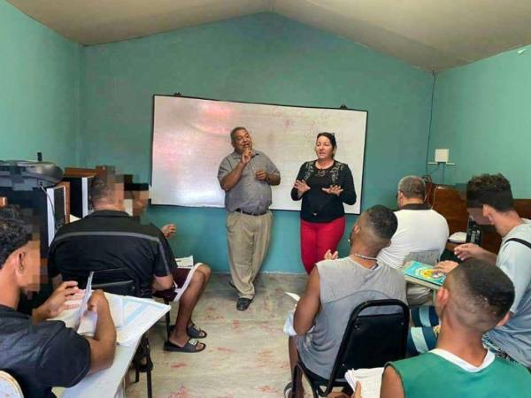 En el Centro Penitenciario de La Ceiba, Atlántida, los privados de libertad aprenden a leer y a escribir con el programa “Yo sí puedo”.