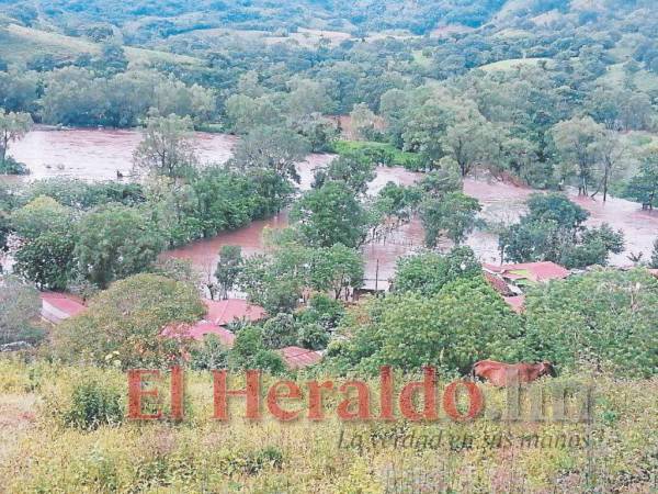 En el municipio de Mangulile, Olancho, un río se desbordó producto de las fuertes lluvias en las últimas horas y amenaza con incomunicar varias aldeas.