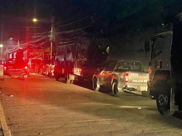 En caravana con vehículos de la Policía Militar fueron trasladados los 467 reos que eran albergados en el Barrio Inglés en La Ceiba.