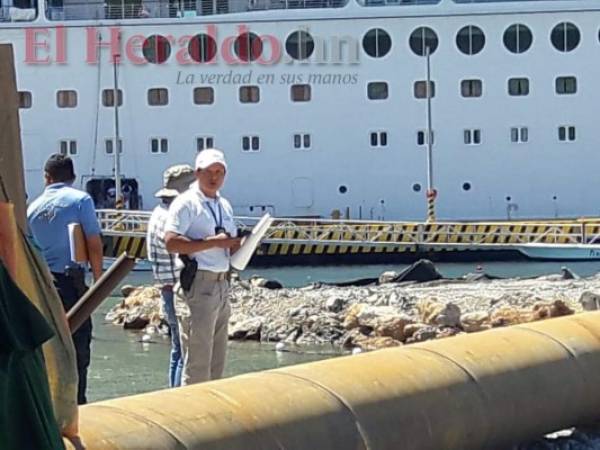 Agentes fiscales se reunieron con representantes del muelle de cruceros en la zona de la obra para inspeccionar el lugar del proyecto. (Foto: Isaac Cálix)