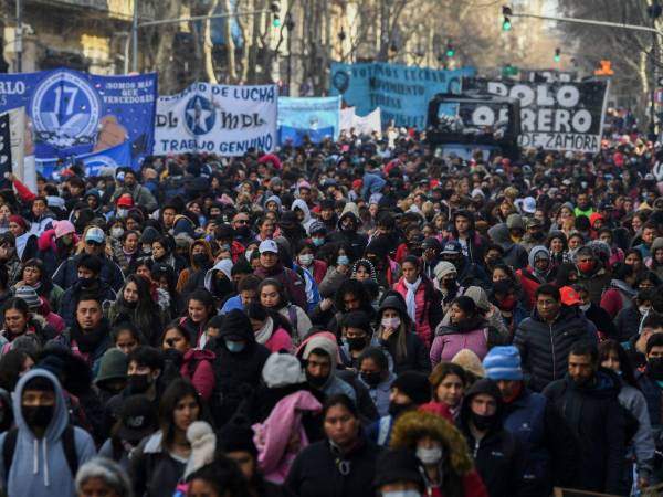 Miles de personas marcharon en señal de protesta, exigiendo al gobierno de Argentina, que los ayuden a controlar los efectos por la inflación.