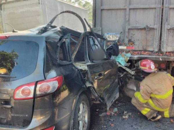 Cinco integrantes de una familia fallecieron la mañana del martes -15 de noviembre- luego de un accidente vial ocurrido en la carretera CA-13, a la altura de la aldea Las Palmas, entre los municipios de Tela y Arizona, Atlántida, zona norte de Honduras. Según se conoció los integrantes de la familia se dirigían a un cumpleaños de un pariente, pero un brutal choque en la parte trasera de un camión, acabó con la vida de dos niños y tres mujeres. A continuación los detalles.