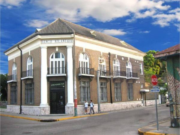 El 10 de febrero de 1913 inició operaciones Banco Atlántida en el mismo sitio donde actualmente es la agencia La Aduana, de La Ceiba.