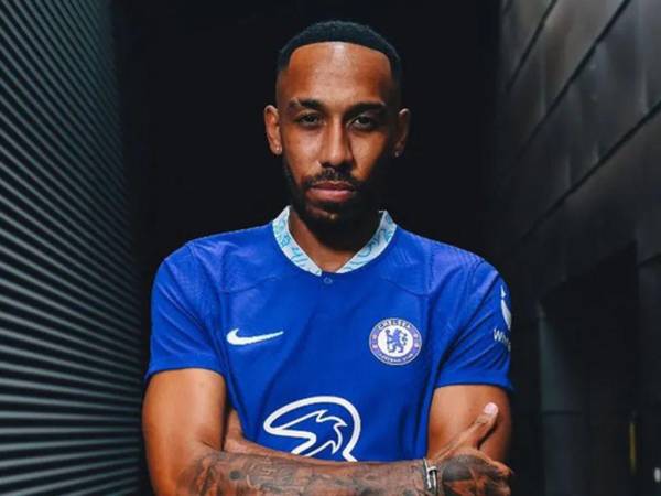 Emerick Aubameyang ex delantero gabonés del FC Barcelona, fue fichado el Chelsea por dos temporadas y 12 millones de euros.