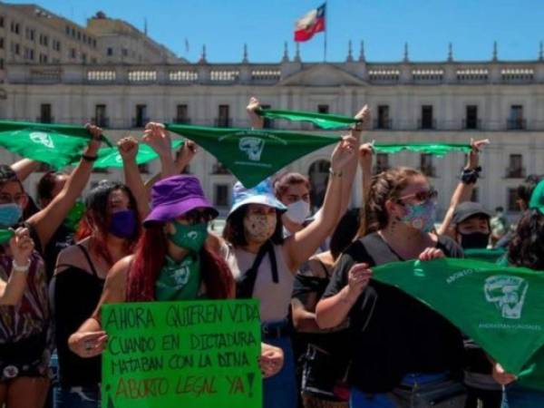 El proyecto para despenalizar el aborto durmió en el Congreso durante dos años y medio y recién se reactivó cuando en diciembre de 2020 se aprobó una ley similar en Argentina. Foto: AFP