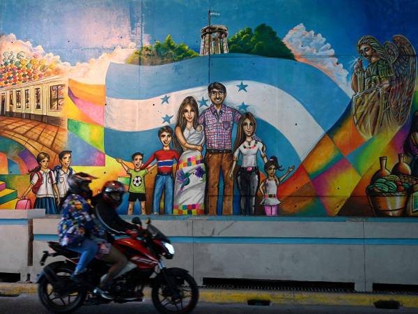 Coloridos murales de personajes que reflejan la vida social y cultural del país engalanan la capital hondureña, una especie de galería al aire libre con obras de artistas locales.