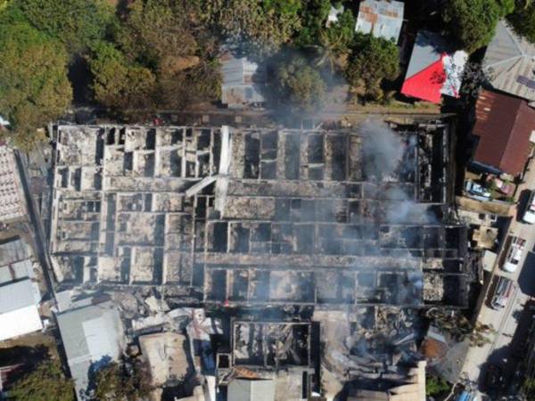 Toma aérea tras incendio en Hospital de Roatán, en Islas de la Bahía.