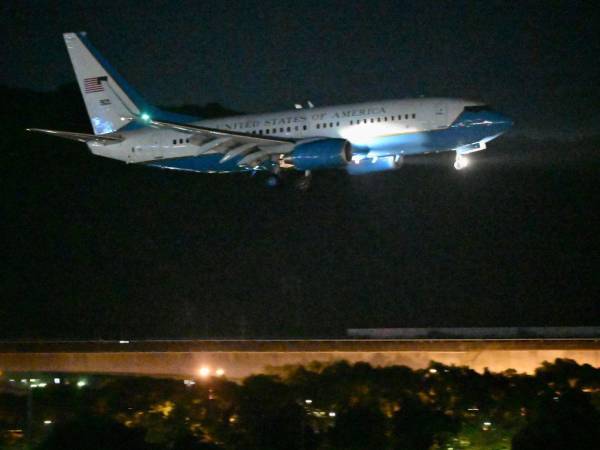 El avión militar de EE. UU. con la presidenta de la Cámara de Representantes de EE. UU., Nancy Pelosi, a bordo se prepara para aterrizar en el aeropuerto de Songshan en Taipei el 2 de agosto de 2022.