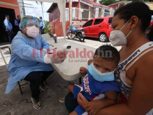 Las brigada médicas, además de visitar casa por casa, se instalaron en puntos estratégicos para atender a los pacientes con síntomas de covid-19. Foto: Johny Magallanes/David Romero/EL HERALDO.