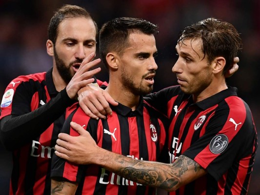 El mediocampista del AC Milan, Suso de España celebra después de marcar con su compañero de equipo el centrocampista Lucas Biglia de Argentina y el delantero argentino del AC Milan Gonzalo Higuaín. Foto: AFP.