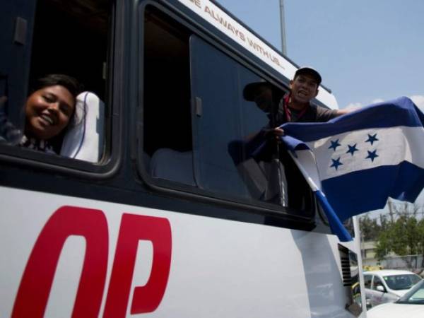 Cientos de hondureños fueron llevados en autobuses desde Ciudad de México hasta el poblado de Lecherías por donde pasa el tren. Foto AP