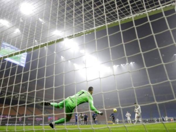 El portugués Cristiano Ronaldo convierte un penal por la Juventus durante la ida de las semifinales de la Copa Italia frente al Inter. Foto: AP.