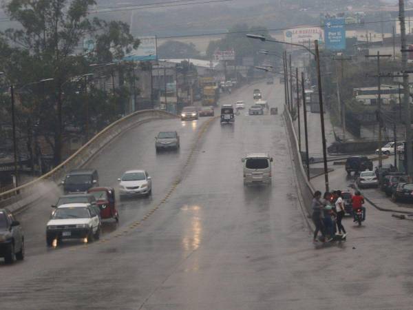 Fuertes lluvias con actividad eléctrica se registraron este jueves en varias zonas del territorio hondureño.