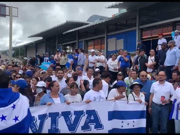 Los simpatizantes de la oposición vivieron minutos de zozobra al sufrir los efectos del lanzamiento de gas lacrimógeno que fue lanzado desde el interior de la UNAH.