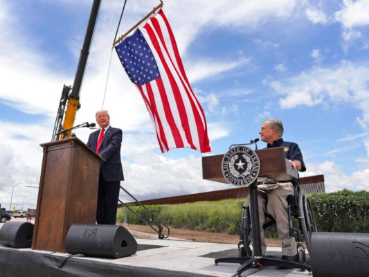 El gobernador de Texas, Greg Abbott, a la derecha, y el expresidente Donald Trump pronuncian discursos cerca de una sección del muro fronterizo en Pharr, Texas, el miércoles 30 de junio de 2021. (Joel Martinez/The Monitor vía AP).