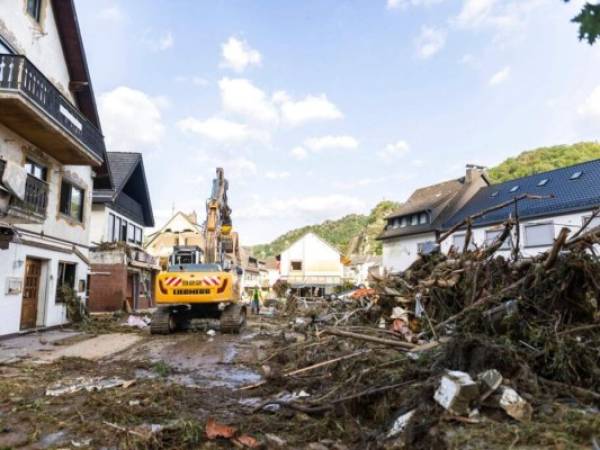 Una excavadora retira los escombros durante las tareas de limpieza en Altenahr, Alemania, el sábado 17 de julio de 2021. Foto: AP