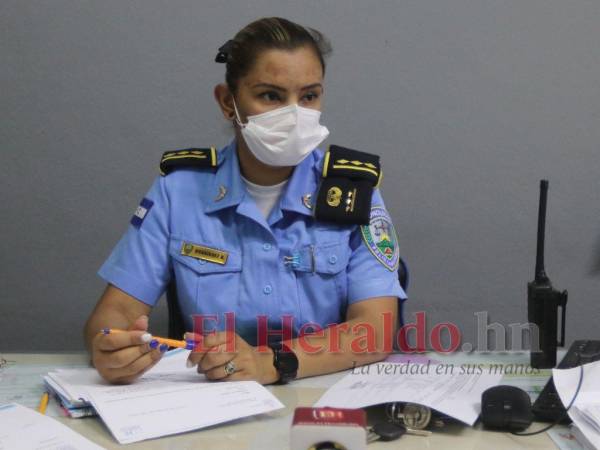 La directora de Cefas, la subcomisaría policial Erika Rodríguez, que asumió la dirección del centro penal a inicios de mayo pasado, recibió a EL HERALDO Plus en el recinto ubicado en Támara.