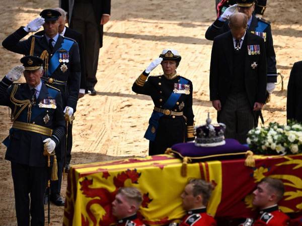 Los miembros de la familia real, los cuatro hijos de Isabel II y luego los príncipes Guillermo y Enrique, caminarán detrás del féretro hasta la puerta oeste del templo Westminster.