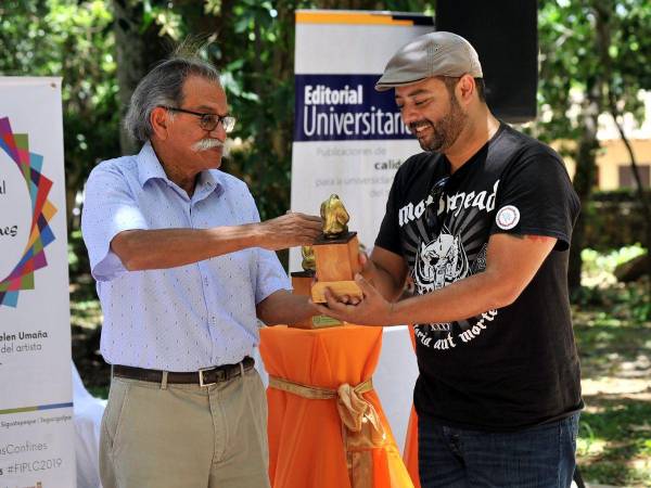 El Festival de Los Confines y la Editorial Efímera convocan a la séptima edición del premio. En la imagen, el artista plástico Gustavo Armijo entrega la estatuilla al primer ganador, el poeta Fabricio Estrada.