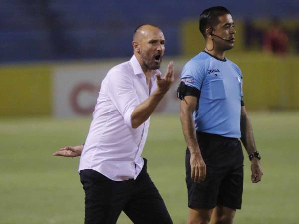 Julio Rodríguez estuvo muy activo en el área técnica durante el partido.