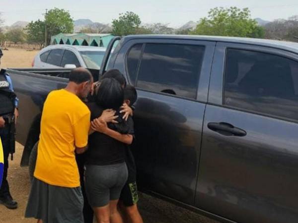 Momento en que la jovencita fue devuelta a sus padres tras lograrse el rescate.