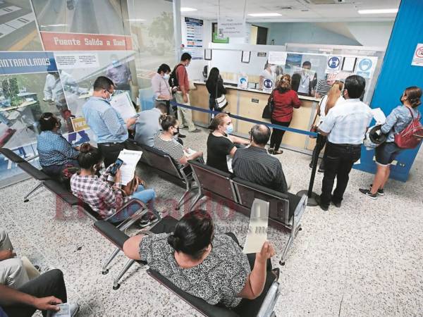 En el edificio de Atiende, Entiende y Resuelve los capitalinos pueden realizar trámites como solicitar o renovar permisos de operación.