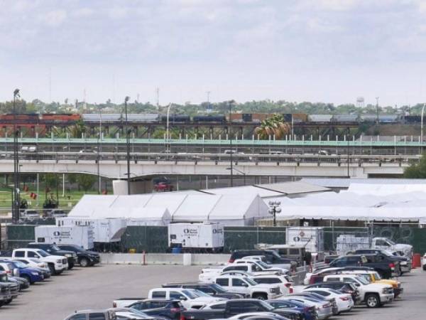 Estas son las carpas en las que se realizan las audiencias en Laredo, Texas. Foto: Agencia AP.