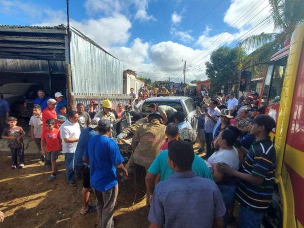 Los cuatro obreros fueron trasladados a un centro asistencial.