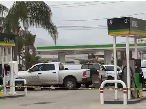 Según información preliminar, dentro de la camioneta fue encontrado un barril lleno de gasolina, por lo que las autoridades investigan si los dos sospechosos pretendían incinerar los cadáveres.