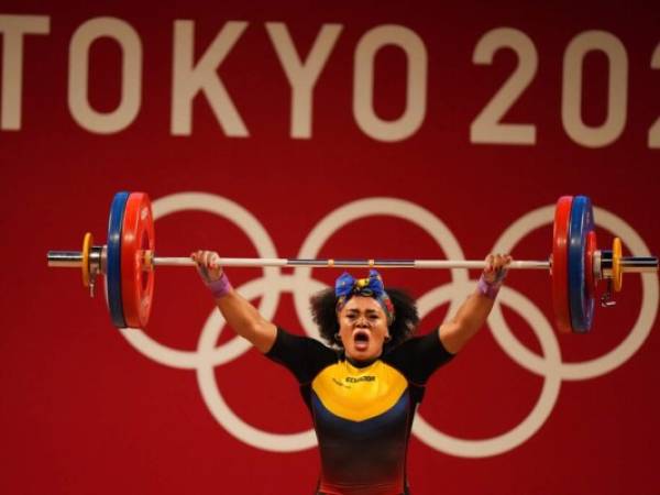 La pesista ecuatoriana Neisi Patricia Dajomes Barrera compite en la final de la división de 76 kilos, en los Juegos Olímpicos de Tokio. Foto:AP