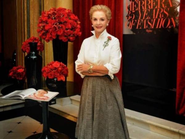 La diseñadora –que celebra sus 35 años en la moda– también reveló que no sigue las últimas tendencias. “No me gusta ver a todo el mundo igual”. /Fotos Instagram @houseofherrera/