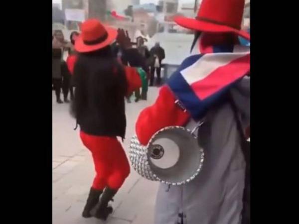 Las dos mujeres iban vestidas de Haji Firuz, un personaje folclórico con traje rojo cuyas danzas y cantos anuncian la llegada del Noruz, el Año Nuevo iraní, que este año empieza el 20 de marzo.