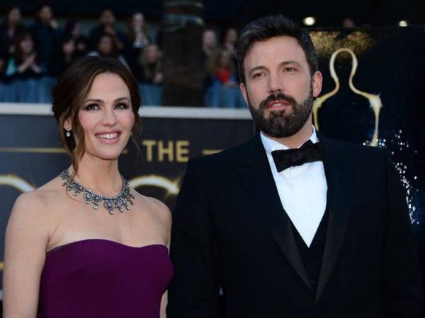 Cuando Garner salió del auto, ella y Affleck sonrieron y luego el actor regresó a su coche después de recoger a una de sus hijas.