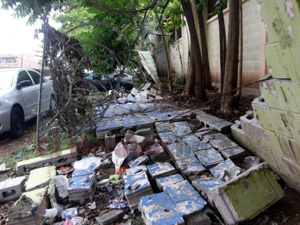 Los escombros del muro continúan en la calle. Los docentes y padres de familia se vieron obligados a tapar el desastre con láminas.