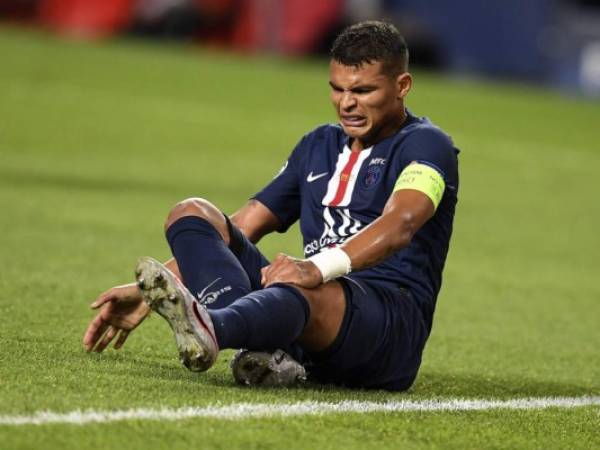 Thiago Silva del Paris Saint-Germain reacciona en el suelo durante la final de la Liga de Campeones contra el Bayern Múnich en el estadio Luz de Lisboa, el domingo 23 de agosto de 2020. (David Ramos/Pool via AP).