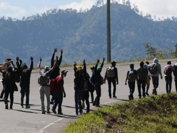 Solo entre 150 y 200 personas esperaban sentados la tarde del jueves en la carretera con la intención de seguir camino hacia el norte. Foto: AP.